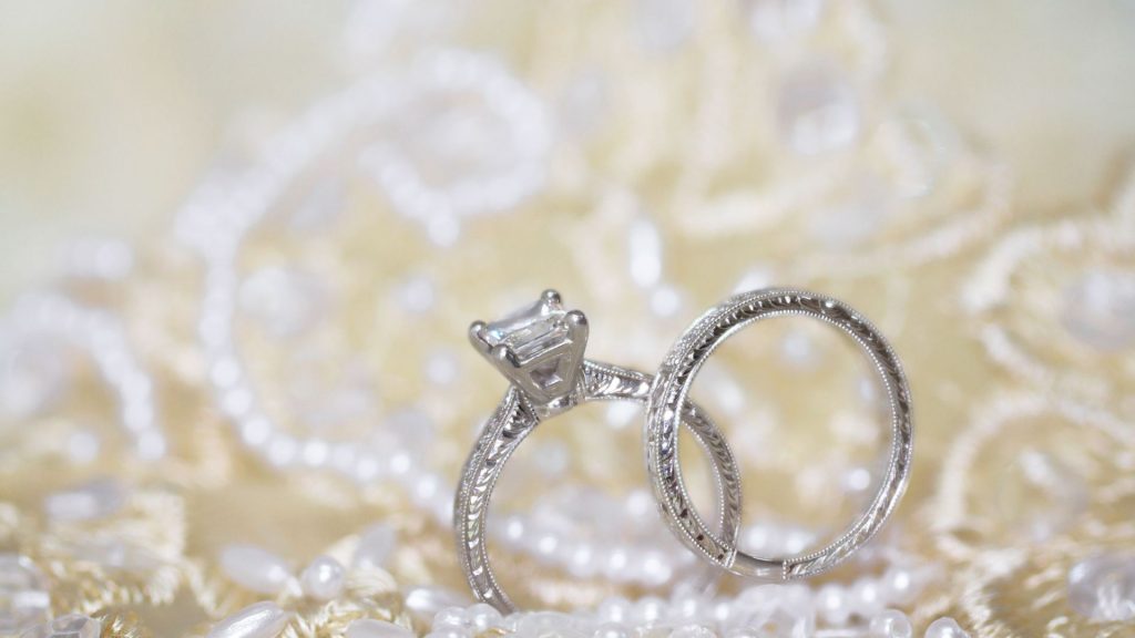 טבעת נישואין עם יהלום